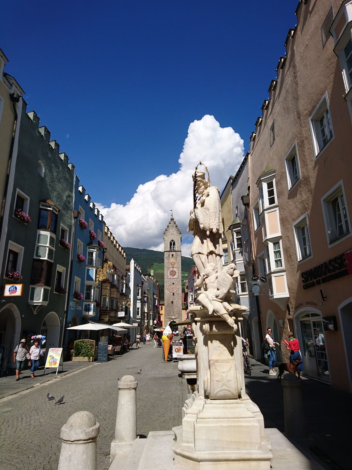 Die Laubengasse in Sterzing mit dem Zwölferturm und den bemalten Bürgerhäusern.
